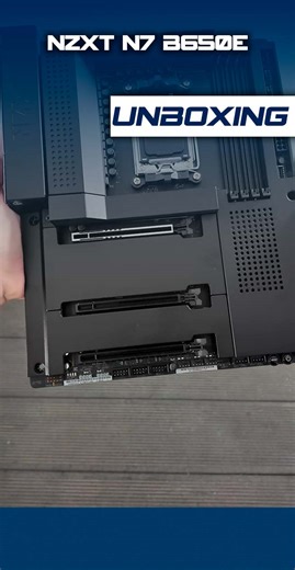 14K views · 82 reactions | On déballe la NZXT N7 B650E ⚙️ Une carte mère au format ATX, socket AM5 et avec un design épuré fidèle à NZXT  NZXT #Hardware #PC #Overclocking #NZXT #Motherboard #AM5 #Tech #PCBuild #Unboxing #GamingSetup | Overclocking.com | Facebook