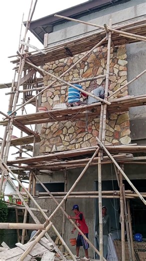 installation of andesite stone on the wall using bamboo stakes.