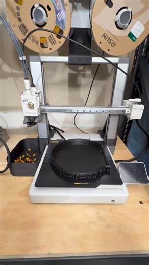 Snapping another AMS Lite Drybox piece off the build plate. One of my favorite parts of the process — peeling, snapping, and pulling supports to reveal that perfect surface underneath. Hoping this will save people from upgrading to the AMS 2 Pro •••••••••••••• 🪧 Model: Ultimate Filament Spool Enclosure 📁 Model by: Super Grapher 💻 Model Host: @makerworld_ 🖨 Printer: @bambulab_official A1 w/AMS Lite 🍊 Slicer: OrcaSlicer - Layer height: 0.2mm ⏱ Print time: 3 hours 🧵 Filament: @esunfilament @o