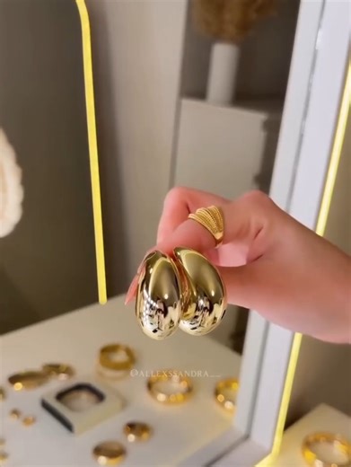 SHEIN CURVE on Instagram: "A little glow goes a long way ✨✨✨ Search @allexssandra__'s favorite Trend Stores like MOTF, Dazy & Travachic on SHEIN to stack the shine 📲 🔎281334277, 11893987, 32718594, 40358164, 48710592 #SHEINbeauty #unboxing #fashion #girlythings #SHEINhaul"