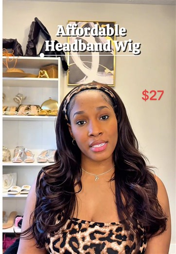 This headband wig is a TRUE throw on & go moment Looks natural, installs in seconds, and is perfect for everyday wear 👏🏽✨ #headbandwig #wearandgowigs #affordablewigs #syntheticwig #bodywavewigs