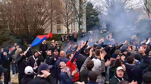 Les supporters du SMC | Stade Malherbe Caen accompagnent le bus des joueurs jusqu'au Stade D'Ornano | ici Normandie (Calvados - Orne)