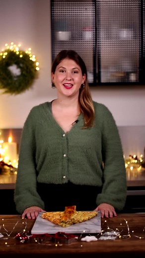 Le sapin feuilleté super facile à faire qui fait toujours son petit effet à l'apéro 😍🎄 La fiche recette par ici : https://www.cuisineactuelle.fr/recettes/sapin-feuillete-aux-deux-pestos-215418 | Cuisine Actuelle