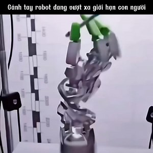 294K views · 4.4K reactions | Không chỉ mô phỏng thao tác tinh vi, các hệ thống robot mới còn có thể thực hiện các chuyển động phức tạp trong không gian h-ẹ-p với độ ổn định cao – mở ra tiềm năng ứng dụng mạnh mẽ trong y học, công nghiệp và cả đời sống thường ngày. | Kiến Thức Dễ Hiểu | Facebook