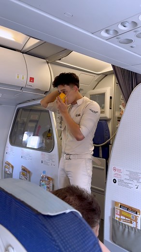 52K views · 2.1K reactions | Pramugara Ganteng Batik Air Memperagakan Cara Menggunakan Masker Oksigen Dalam Pesawat. #pramugara #superairjet #pramugarasuperairjet #pramugaraganteng #pramugaraindonesia #pramugarahits #pramugaraviral #rajavideoid #ltfer #ltfernanda #lutfifernanda #cowok #cowokganteng #cowokindonesia #cogan | Raja Video ID | Facebook