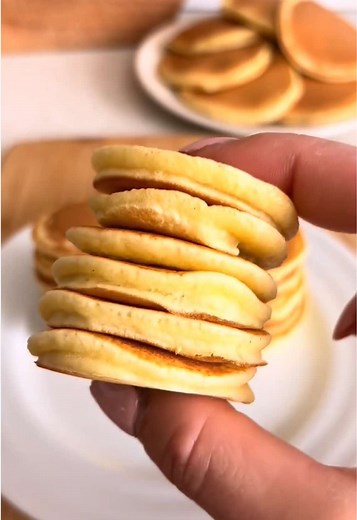 Mini pancake tower 🥞 Ricetta: Ingredienti: - 160 gr farina 00 - 6 gr lievito per dolci - 35 gr zucchero - 2 uova - 120 gr latte - 15 gr olio - gocce di cioccolato q.b. Mescolate con una frusta le uova con lo zucchero poi aggiungete le polveri setacciate e piano piano i liquidi mescolando. Su una padella calda antiaderente cuocete i mini pancakes bene da entrambi i lati. Create le vostri torri di pancake o create degli spiedini!! #pancakes #minipancakes #pancakerecipe #brunchideas #fyp