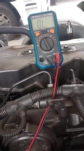 شاحنة فولكس فاجن كونستليشن 24.250 بمحرك ISB، ورأس أسطوانة معيب، ووحدة لا ترسل النبضة إلى اثنين من الحاقنات. Volkswagen Constellation 24.250 truck with a fault in the first cylinder and the engine control module not sending a pulse to two fuel injectors.