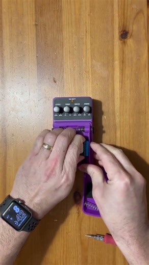 How to open the battery compartment of Behringer stomp pedal