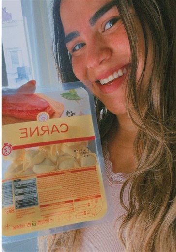 Tortellini de carne jugosos con salsa