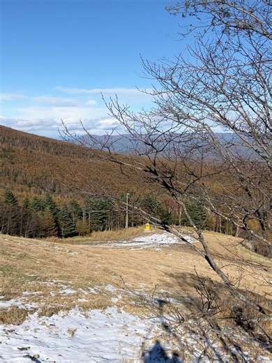 ritorutoyawara on Instagram: "行きたかった清里テラスに行ってきました。 テラスでコーヒー☕️を飲みたいって ずっと思っていたので叶って良かった🧡 晴天で景色が最高でした😊 #清里テラス#清里中央オートキャンプ場 #八ヶ岳#八ヶ岳グルメ#クラブツーリズムバスツアー #日帰りバスツアー#初雪#yatsugatake#hujisan #kiyosatoterrace#リフト#清里リフト#熊よけ #熊よけ黒い傘"