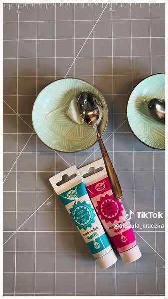 Hi guys, Today I will show you how to make this easy but so effective sugar decoration! For this tutorial you will need only glucose and if you want your bubbles to have some colour, gel colours. Mix glucose and gel colour together, spread it on the silicone baking mat and bake it in the oven in 160 C Deg for approximately 30 minutes depending on your oven. I hope you like this quick video. Have fun with creating those sugar decorations! Lots of love, Urszula #cakedecorating #cakedecoratingideas