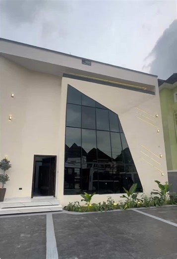 Beautifully Furnished 5Bedroom Duplex wt Pool For Sale!!! Location: Eliozu Eneka Link Road Port Harcourt Price: 600M ( Negotiable ) Features: Smoke detectors Energy Monitoring Panel ACS Ample parking space Automated Gate Wet/Dry Kitchen Wireless Charger SmartDoor Lock Washing Machine Fridge Microwave/Oven Cctv Ante room Secure estate Constant power supply Swimming pool Fitted kitchen Water heaters Stamped concrete floor All room en-suite Dressing Mirror etc For viewing/further inquiries call Tob