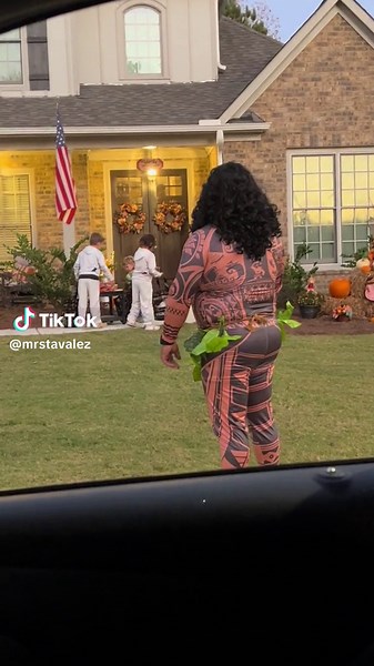 Caught Maui out on a stroll! 💀🎃👻 #fyp #disney #viral #moana #halloweencostume2023 #maui