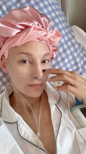 Anna Umemiya on Instagram: "まさかの入院でした🤔 肺炎にかかっていたとは。。 24から30日まで、生きた心地がしなかったです。。高熱、食欲不振、不安ほとんど食べたいと思うモノもなくって、、 心がポキって折れる音がした感じだった。 気管支鏡検査をして、組織を取り 正式な病名が昨日わかり、 直ぐにオトナサローネの編集長に病室に来てもらい、経緯を話して キチンと文章にして頂きました。 そして今朝7時半に配信をしまして、 同時にYahooにも。 そして、当分入院になるでしょう。 検査結果は肺炎でも、種類があり ニューモシスチス肺炎と。。 またまた初めて聞く名前でした。 10月5日にイベントに参加する予定でしたが、残念ながら参加ができなくなり、 参加され方々には先に一報を。。 改めて御免なさいと謝りたくて。。 本当御免なさい。。。 また、改めてイベントは、考えております。。 先ずは今、この肺炎を治す事に専念いたします。。 皆様いつもありがとうございます！ #肺炎 #抗がん剤中断 #休めって事だね #毎日修行です #ワンチャンに会いたいな #みんなごめんね"