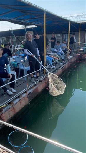 물고기 : 또 왔어?? 아저씨 : 이번엔 잡는다(3번째 터짐) 물고기: ㅋ#낚시 #fishing