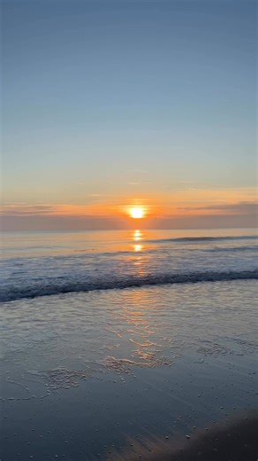 Starting the day with calm waves, golden skies, and a little Outer Banks magic 🌅💛. Have a beautiful day! 🔗 https://www.southernshores.com/ 📲 800-334-1000 #outerbanksvacation #outerbanks #obx #outerbanksrentals #ocean #beach #sunrise #fallonthebouterbanks #southernshoresrealtyobx | Southern Shores Realty - Outer Banks