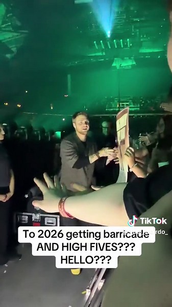 Alex Warren concert comparison 2025 vs 2026 — barricade to high fives