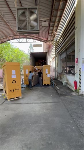 This Morning Shipment of a 40ft HQ container to UK. (English Language). We are loading a 40ft HQ container of Avenger Top, EKO Tops Canopies Avenger Drawer Systems canopies spare parts to our UK Distributor. All our canopies are palletized for Easy Handling & Logistics in the UK. Do more with AvengerBox. | Avenger Box