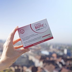 Für das Wohlgefühl jeder Frau spielt die ausgeglichene Scheidenflora eine entscheidende Rolle 🌺 Um die Balance deiner Vaginalflora zu regulieren bzw. zu managen, bieten sich eigens dafür entwickelte Probiotika an: OMNi-BiOTiC® FLORA plus enthält vier wissenschaftlich kombinierte Bakterienstämme, die in klinischen Studien ausgewählt und überprüft wurden 🥰 Das Besondere an OMNi-BiOTiC® FLORA plus ist die orale Einnahme: Einfach trinken! 🥛 Hol dir gleich jetzt via Click & Collect dein Lieblingsp