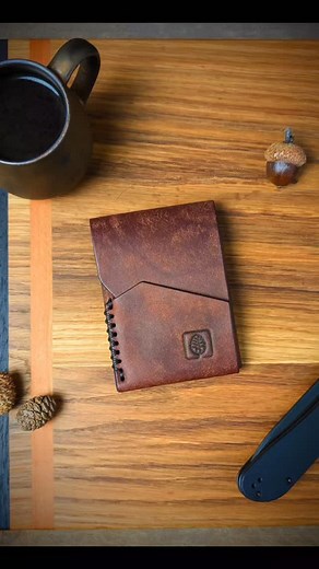 Handcrafted in full Pueblo Tobacco leather, the Burrow minimalist wallet is built for 5–7 cards folded cash. DIY PDF pattern finished wallet both available on Etsy. #leathercraft #minimalistwallet #pueblobyleather #handmadeleather #leathergoods #etsyshop #pdfpattern | Of Bark & Bloom Leather Co.
