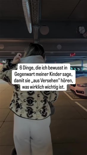 Unsere Kinder hören immer zu. Punkt. Auch wenn wir denken, sie spielen nur nebenbei. Auch wenn wir gar nicht direkt mit ihnen sprechen. Deshalb habe ich angefangen, bewusster darauf zu achten, was ich in ihrer Nähe sage. 1. Worte voller Stolz „Hast du gesehen, wie sie das gemacht hat, obwohl sie unsicher war?“ Ich sage es laut. Nicht zu ihr, sondern über sie. Und trotzdem kommt es bei ihr an. Denn wenn Kinder hören, dass wir stolz sind, fühlen sie sich sicher und gesehen. 2. Freundliche Worte üb