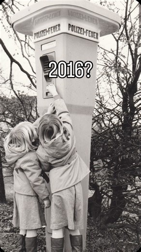 Polizei Bielefeld on Instagram: "🤔 Sitzt unser Kollege da etwa in einem Porsche?! Mit #2016 zeigen viele gerade ihr Ich von vor 10 Jahren. Wir reisen heute mal deutlich weiter zurück – in eine Zeit, die viele von unseren Eltern (und Großeltern) noch gut kennen. 📸 Ein Blick ins Archiv der Polizei Bielefeld zeigt: 🏍️ Verkehrskontrolle mit Stift und Block – ganz analog. 📞 Funkhörer mit Spiralkabel im (sportlichen) Dienstwagen – statt Smartphone & Digitalfunk. 🖐️ Fingerabdrücke auf Karteikarten