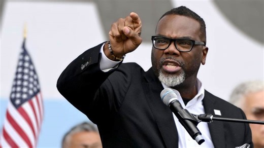 Chicago mayor Brandon Johnson puts ICE 'on notice' with executive order seeking prosecution of agents