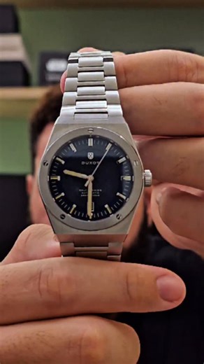 Rodrigo Barbosa | Ponteiro a Ponteiro (Relógios) on Instagram: "Quanto mais eu uso o Duxot Bastia (@duxotwatches.brasil), mais eu gosto dele. No vídeo, conto minha visão sobre o relógio, seus acertos, pontos a melhorar e se o custo-benefício faz sentido. No Brasil você encontra ele no site da @spinnakerbrasil • 40mm de caixa • 14mm de espessura • 47mm de lug to lug • Movimento Automático japonês • Safira | 10 ATM • Pulseira integrada em aço (24mm → 15,5mm) Me diz aí nos comentários o que achou d