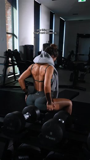 Sophie van Oostenbrugge on Instagram: "still on that low volume training and I loooove it. doing PUSH DAY today (day 2 of my new program) & we’re training shoulders, chest and triceps! after warming up I’m throwing in some decline push ups for fun (not part of the program, not recommended bc you want to save your strength for your first compound but it is what it is) 1. SM shoulder press 2 x 8 - 10 2. incline dumbbells press 2 x 10 - 12 3. seated lateral raises 2 x max 4. tricep pushdown 1 x max