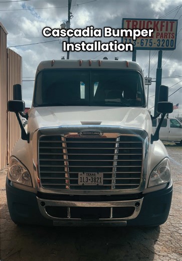 Just completed a bumper installation on this Freightliner Cascadia, installing a plastic bumper with no fog light holes and a chrome center step. We removed the old bumper, prepared the mounting points, and installed the new one with proper alignment to ensure a clean and secure fit. The chrome center step adds a nice touch of shine while keeping the setup simple and functional. Another clean install done right #fyp #truck #freightliner #installation
