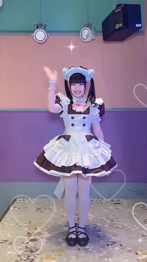 メイドカフェでのかわいいダンス披露