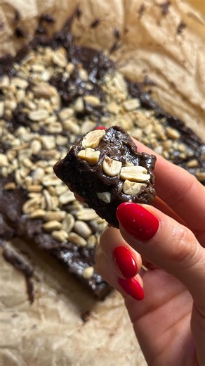 JUSTYNA | pilates | intuicyjne jedzenie | zdrowy styl życia on Instagram: "Zdrowy Snickers bez pieczenia w 10 minut! 🍫🥜 Gluten-free, prosty i uzależniający 🫶🏻 Spód: • 2 szklanki mąki migdałowej • duża szczypta soli • 3 łyżki kakao • 2 duże łyżki miodu (lub syrop klonowy / z agawy, jeśli chcesz wersję 100% wegańską) • 2 duże łyżki roztopionego oleju kokosowego • odrobina mleka roślinnego, tylko do uzyskania klejącej konsystencji Wymieszaj wszystko i rozprowadź w formie (u mnie zamykane pudełk