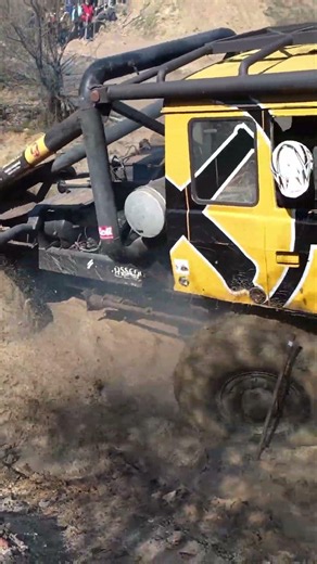 🚛💨 Full power in the mud!