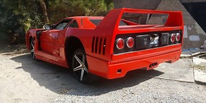 Esta réplica de Ferrari F40 es lo más atroz del día