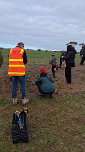 🌳 What a week for the Lara Lions Green Canopy Project! 🌳 On Sunday the 17th of August 2025 we were thrilled to welcome around 85 passionate community members to Flinders Memorial Park, where together we planted an incredible 1,100 native trees and grasses. That brings our weekly total to a whopping 2,000 native plants and grasses in the ground... what a milestone! 💪🌿 Big thank you to Lachlan Forbes for his engaging and informative presentation on the importance of native vegetation. His insi