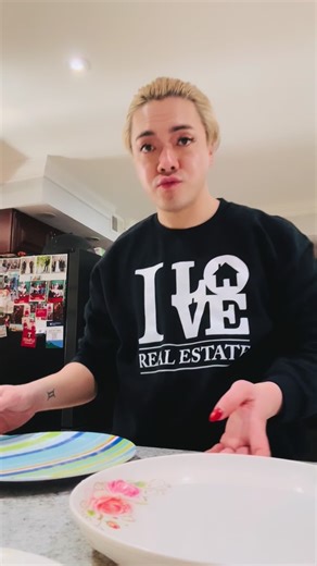 Minh WinwithMinh Nguyen on Instagram: "SUPERBOWL 🏈 SPRING ROLLS & EGGROLLS SPRING/SUMMER ROLLS w/ HOISIN PEANUT 🥜 SAUCE Vietnamese spring rolls, or gỏi cuốn 🍚 Wrapper: Thin, translucent rice paper (bánh tráng) dipped in warm water. 🍤 🥒 🐖 Filling: A mix of cooked protein (pork, shrimp), rice vermicelli noodles, and fresh ingredients like lettuce, mint, cilantro, and cucumber. 🥶 Preparation: fresh and served cold, not fried. 🥜Serving: Often served with a dipping sauce like peanut sauce (tư