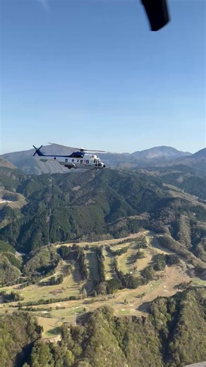 普通にカッコいい。ヘリの編隊飛行は日常的には自衛隊しかやらないんじゃないかなあ。上空でも民間機は農薬散布の編隊としか会ったことないや。にしてもカッコいい。