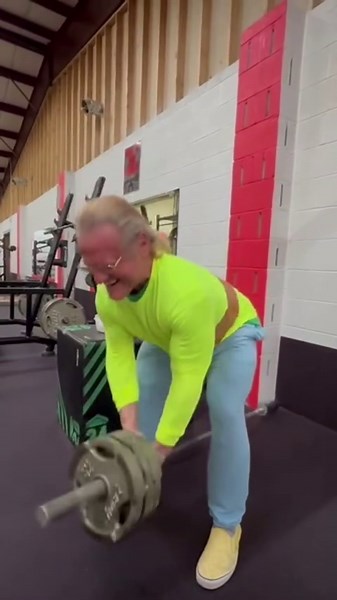 Tom Platz Shows Off Strength With T-Bar Rows at 69 Years Old – Fitness Volt