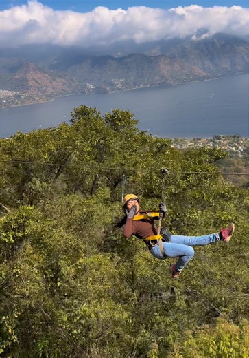 Sentir el viento en la cara y el mundo a tus pies. ¡Libertad pura en el Canopy San Pedro! TRABAJAMOS SOLO BAJO RESERVACIONES RESERVACIONES: 5966-5028 TARIFAS: Q200 Extranjeros Q150 Nacionales (Sin reservación Q175) 📍SAN PEDRO LA LAGUNA SOLOLA GUATEMALA #guate #guatemala #viral #reels #atitlan tiktok parati fyp reelvideo reelinstagram fyp paisaje canopy