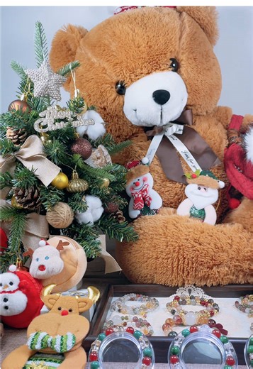 🎄✨ついに本日スタート！！ 年末BIGイベント、いよいよ開幕です✨ ライブ配部屋もクリスマス仕様に大変身🎅🎁 そして....今年のために作った”特別なクリスマ ス手串”も たっぷりご用意しました💫 可愛い子、キラキラの子、ちょっと個性的な子まで... 全部お披露目しますので、ぜひ遊びに来てくださいね〜！💖 #天然石 #diy #ブレスレット #癒し