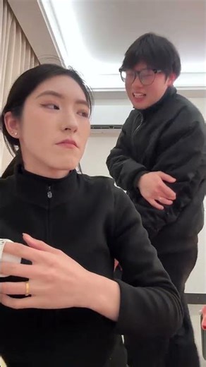 Is My Sister's Makeup Too Heavy? A Family's Makeup Mystery