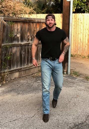 Simple fit check this evening rocking some boot cut Levi’s with my cowboy boots 🖤#fitcheck #OOTD #cowboyboots #westernfashion #westernstyle