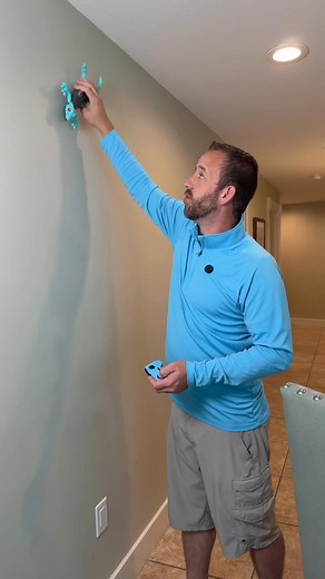 This little wall-climbing gecko might be the coolest RC toy of the year 年✨ It crawls up walls, spins around, and even lights up! Kids can’t get enough of it — perfect for Christmas gifts or stocking stuffers | Guideffect | Facebook