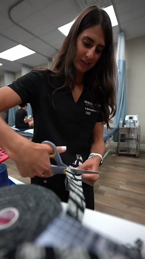 How to apply Kinesiology Tape For Knee Pain and Support? #kinesiotape #HowTo #kneepain #kneesupport #kttape #physicaltherapy #sportsdoctor