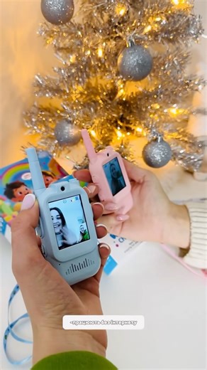 HappyMouse - дитячі іграшки | ПАКУНОК МАЛЮКА on Instagram: "ВІДЕО-РАЦІЇ з чатом для спілкування 😍 995 грн 😍 ФІКСОВАНА ЦІНА 😍Іграшка з якою можна весело, цікаво та корисно провести час без інтернету! ✨За допомогою рацій можна говорити по відеозвʼязку, передавати інформацію, переписуватися в чаті та обмінюватися фото та музикою! 🥰Працюють без інтернету! 😉Граємо з друзями в шпигунів або поліцейських! 📡Для початку розмови затискаємо кнопку і спілкуємось! 😁Якісно передає всі звуки та слова! 📻