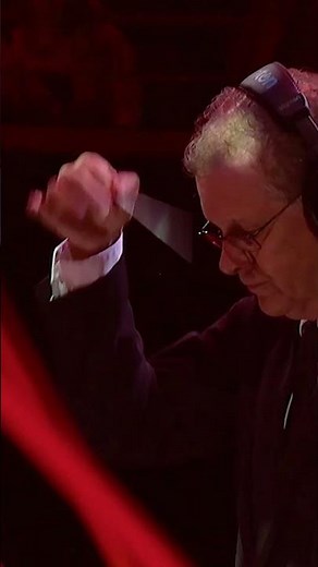 What a performance! @2CELLOSlive playing "Love Story" 💕