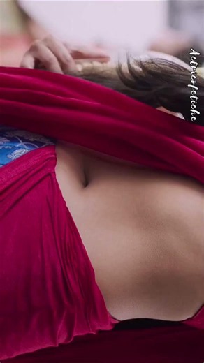 Actress Saree Navel closeup 😍
