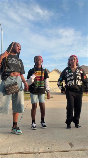 lyric (@lyric1417)’s videos with Sneaky Link Chicago - Hxllywood & G Herbo & Queen Key