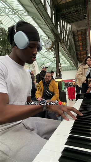 The another love effect ✨❤️@Roman’tique va falloir m’expliquer pourquoi vous avez la même casquette 🤣#anotherlove #tomodell #pianoengare #publicreaction