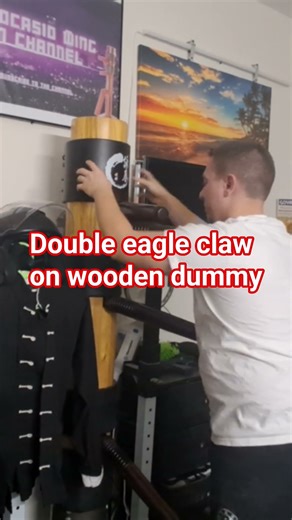 Mastering Double Eagle Claw Techniques with Wooden Dummies #kungfu #martialarts #jiujitsu #wingchun